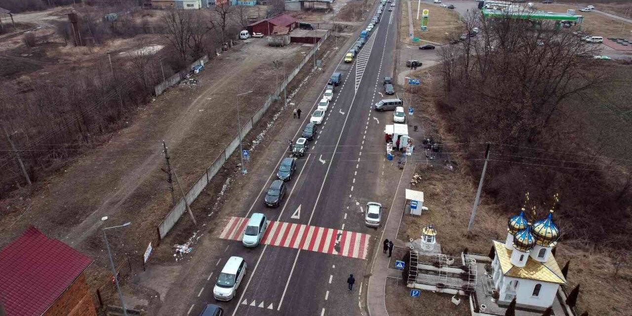 Ukraynalılar Romanya sınırında kilometrelerce uzun araç kuyruklar oluşturdu