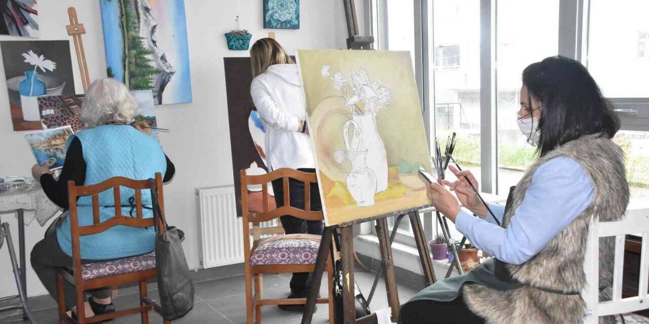 Sinoplu kadınlar yeteneklerini tuvale yansıtıyor