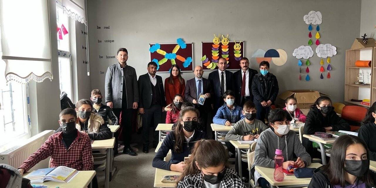 Selim Belediyesi’den okullara kitap desteği