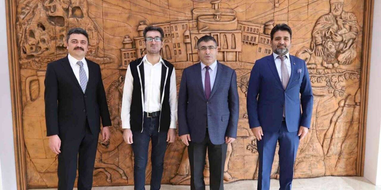 Rektör Aktekin’den, emekli personele  teşekkür plaketi