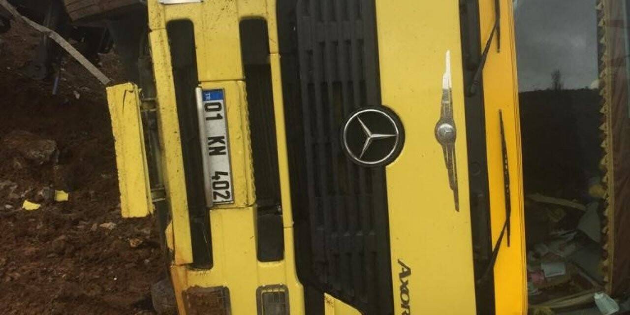 Şarampole devrilen tırın sürücüsü yaralandı