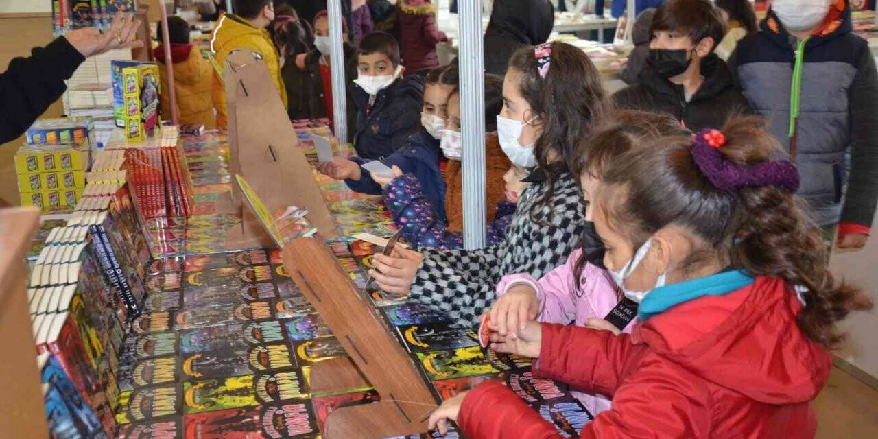 Yazarlar ve okuyucular Kitap Fuarı’nda buluştu