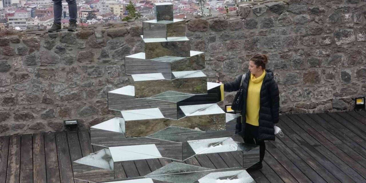 Kızlar Manastırı’nda bir garip aynalı sergi