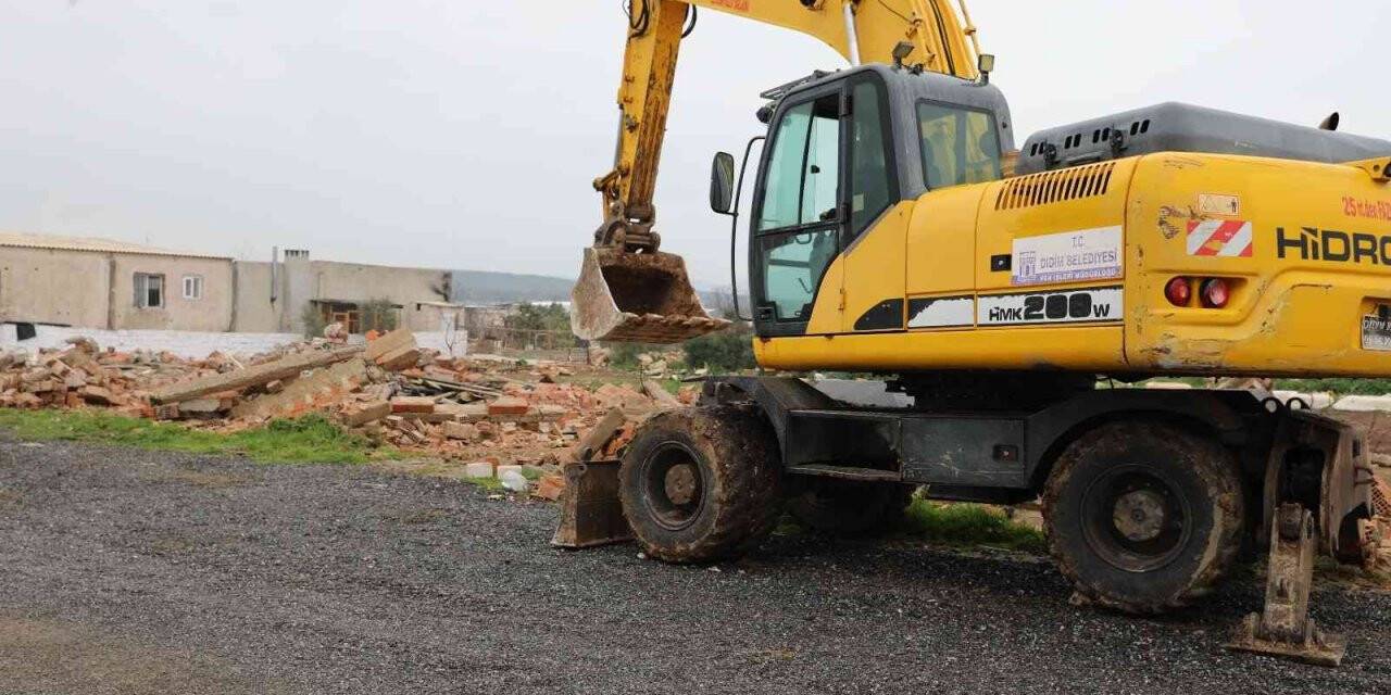 Didim’de kaçak yapıların yıkımı sürüyor