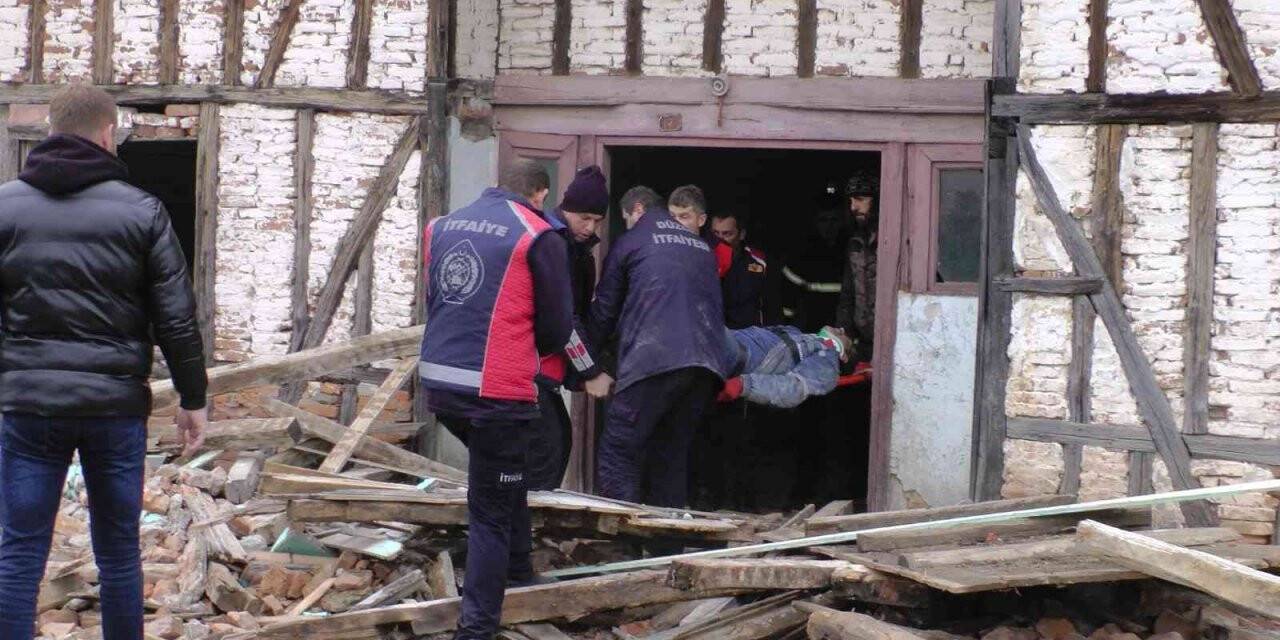 Ahşap evi yıkarken duvarın altında kaldılar