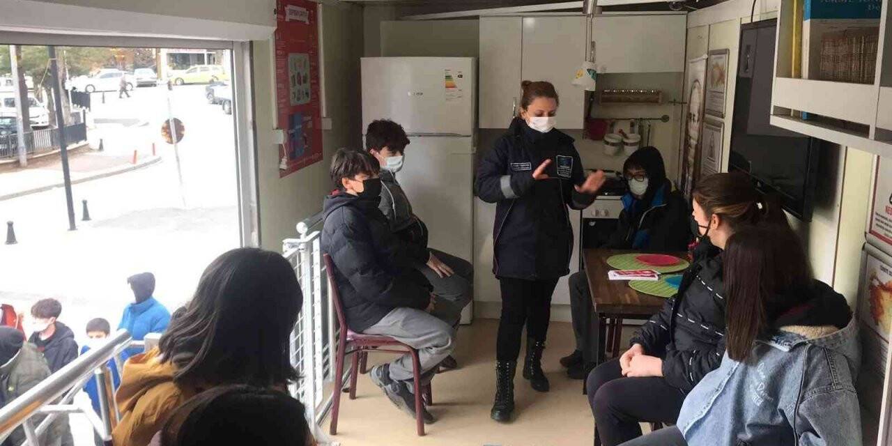 Uzunköprü’de gezici deprem simülasyon tırı vatandaşları bilgilendirdi