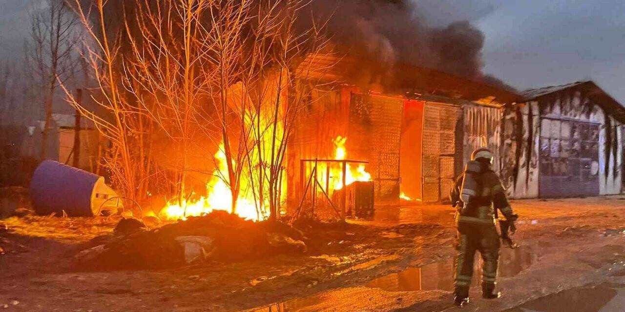 Atık yağ fabrikası alevlere teslim oldu, peş peşe patlamalar korkuttu