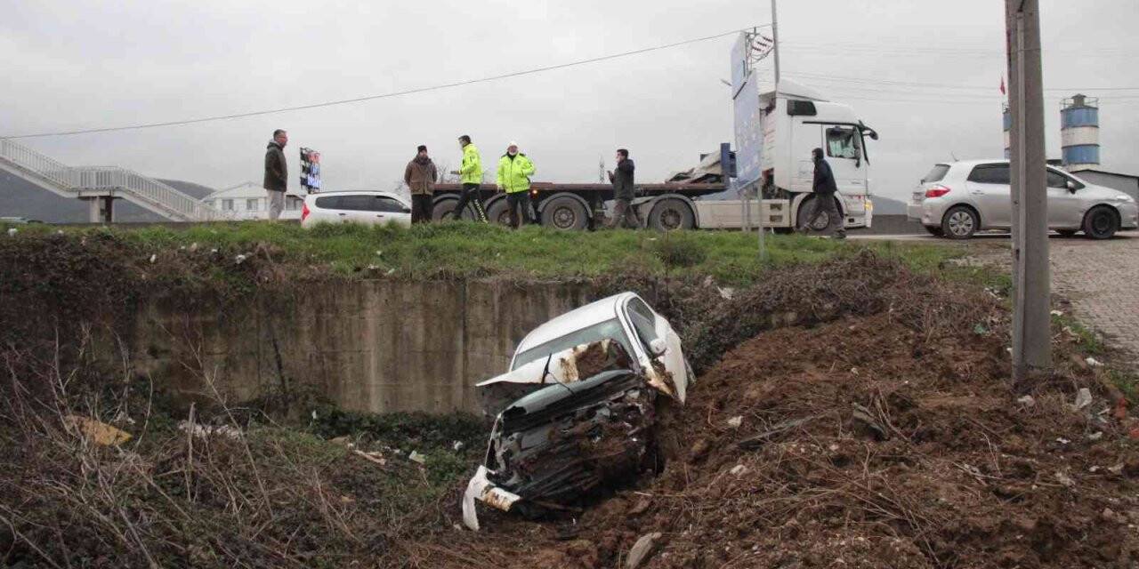 Otomobilinin kontrolünü kaybedince dereye uçtu: 1 yaralı