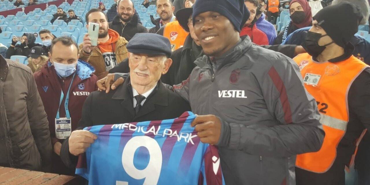 83 yaşındaki Trabzonspor taraftarı Halit Aygün, Nwakaeme ile buluştu