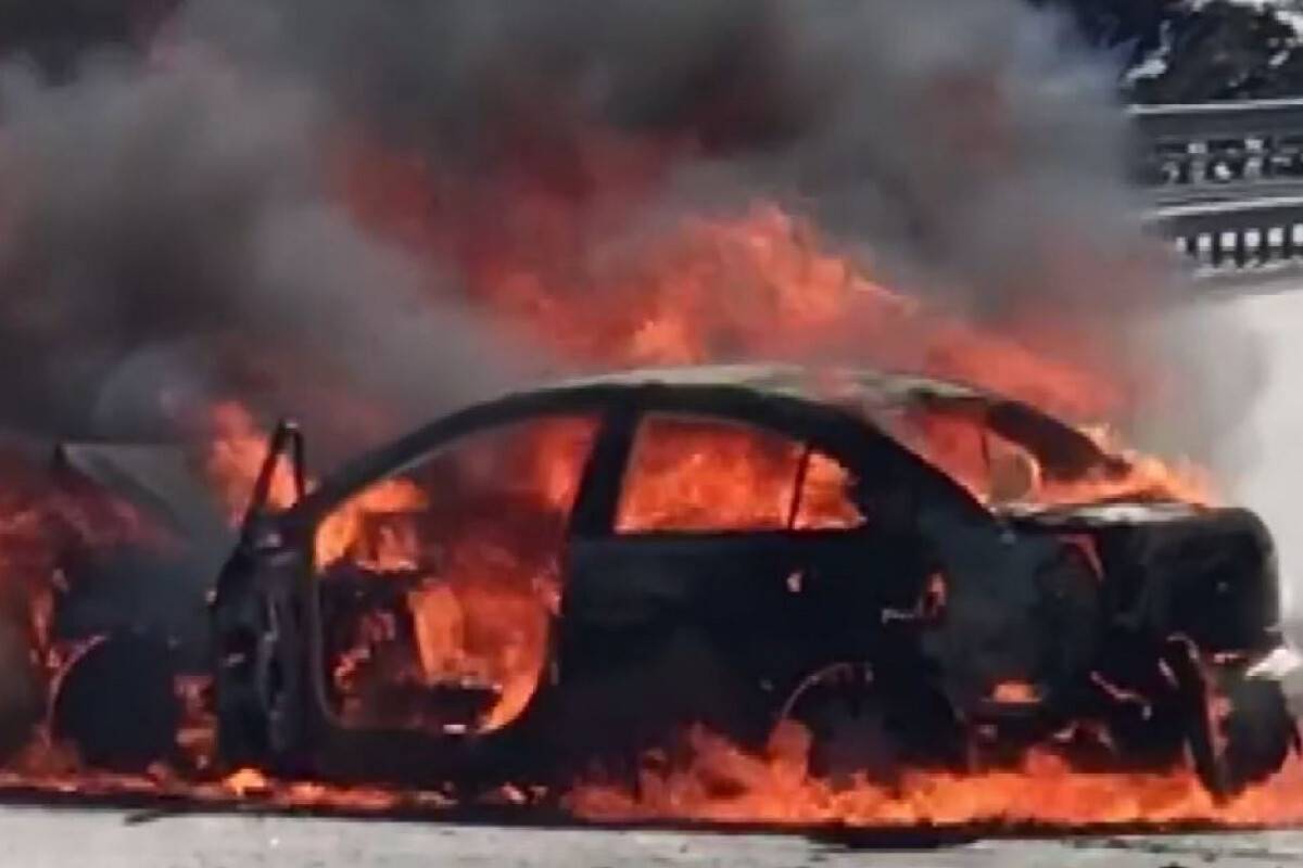 Kaza sonrası alev topuna dönen otomobilden karı-koca son anda kurtarıldı