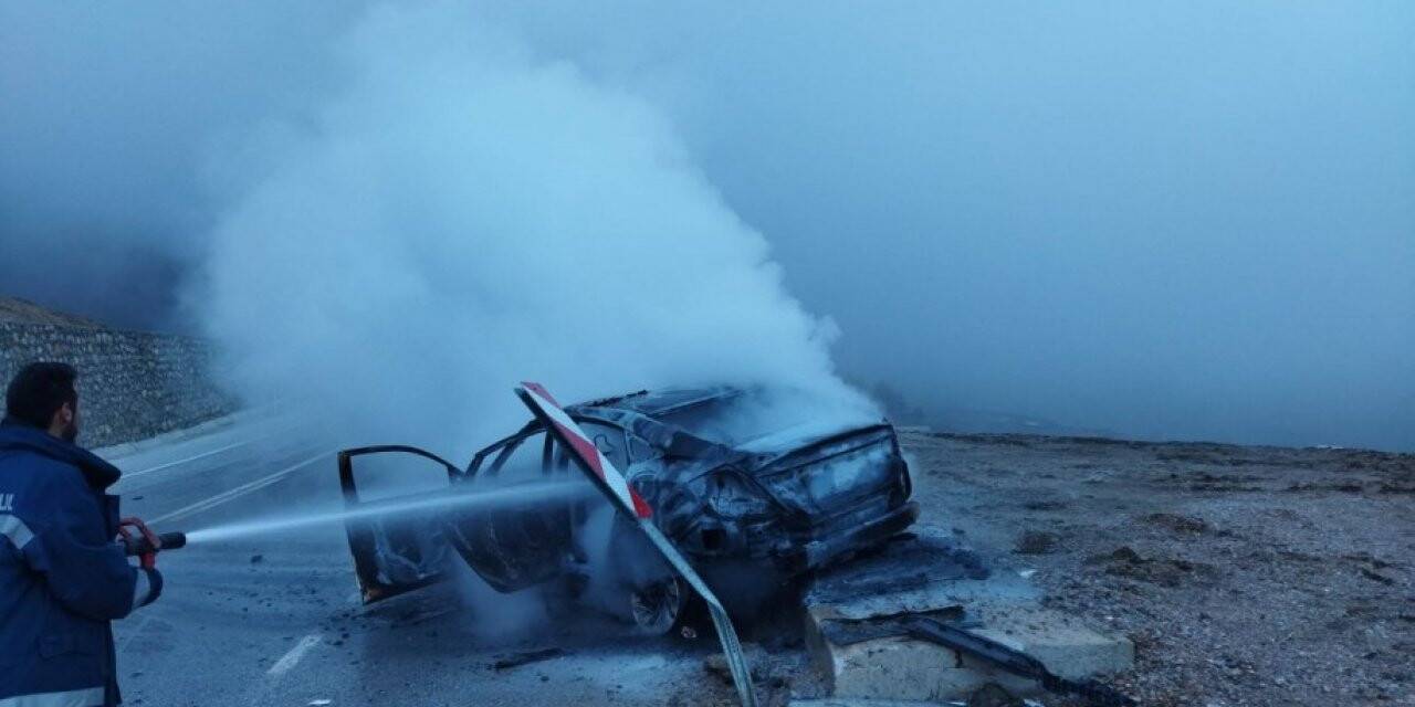 Emet’te bariyere çarpan araç yandı