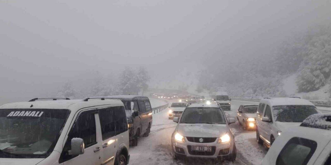 Antalya karayolu kar nedeniyle ulaşıma kapatıldı