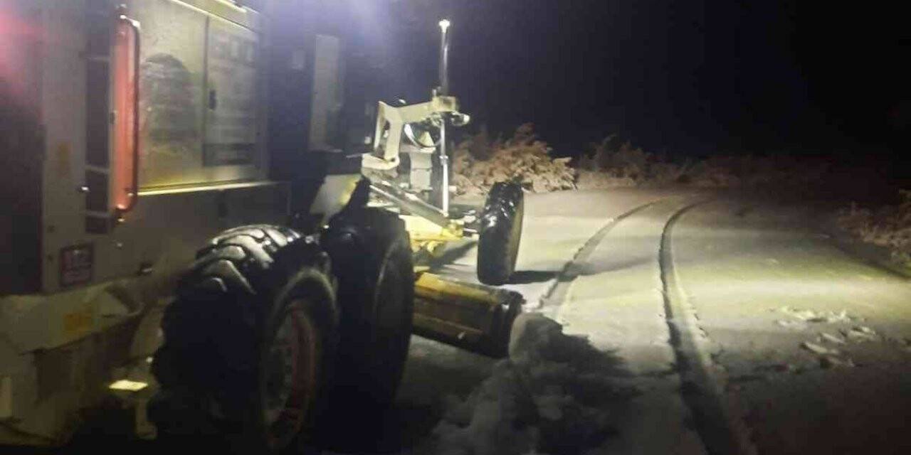 Koçarlı Belediyesi kardan kapanan yollara anında müdahale etti