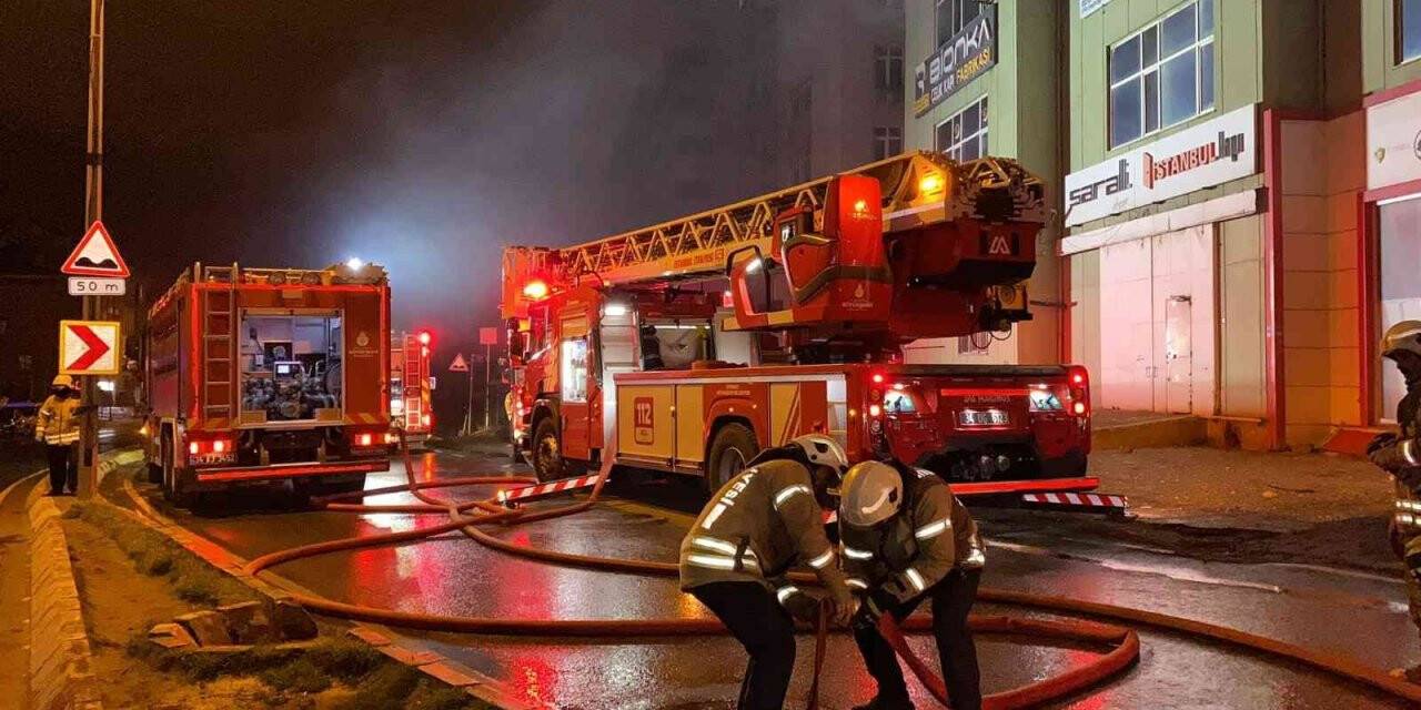 Beylikdüzü’nde bir çelik kapı imalathanesinde yangın çıktı