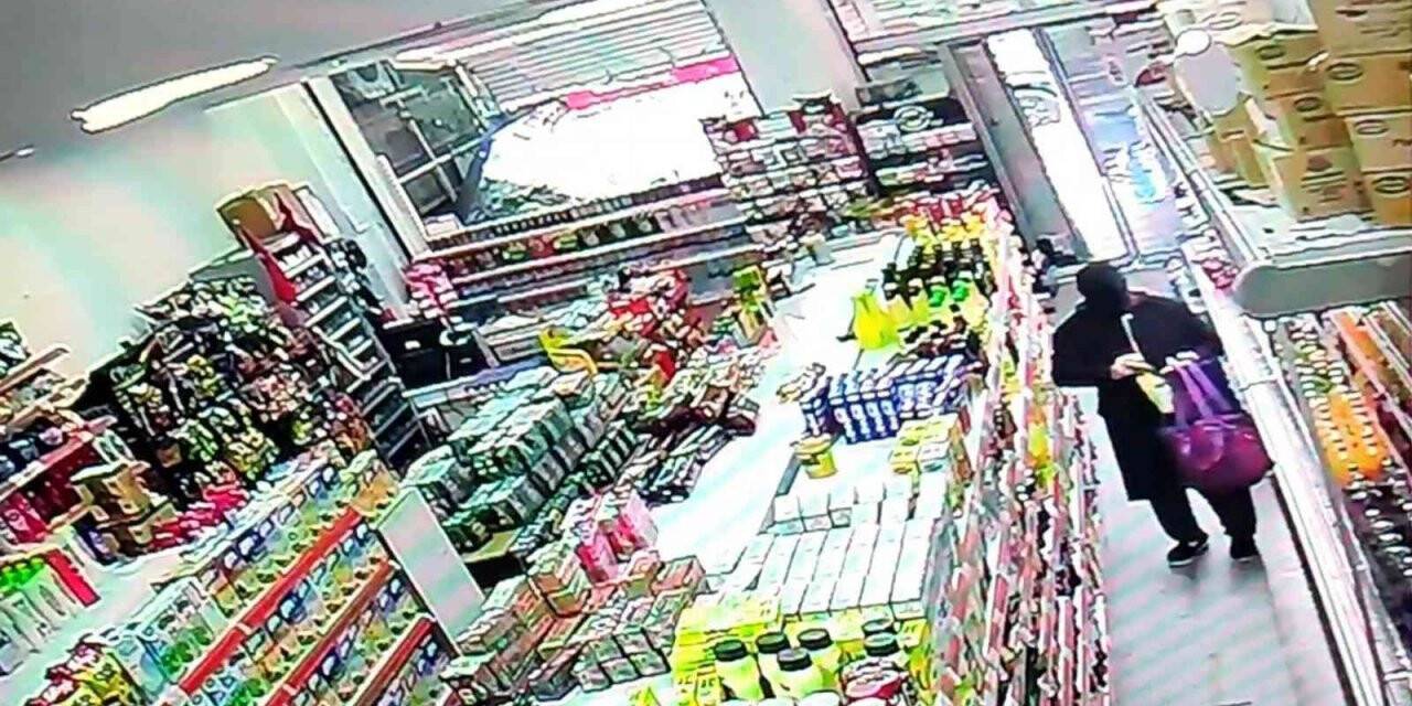 Sultangazi’de yaşlı kadının marketten hırsızlık yaptığı anlar kamerada