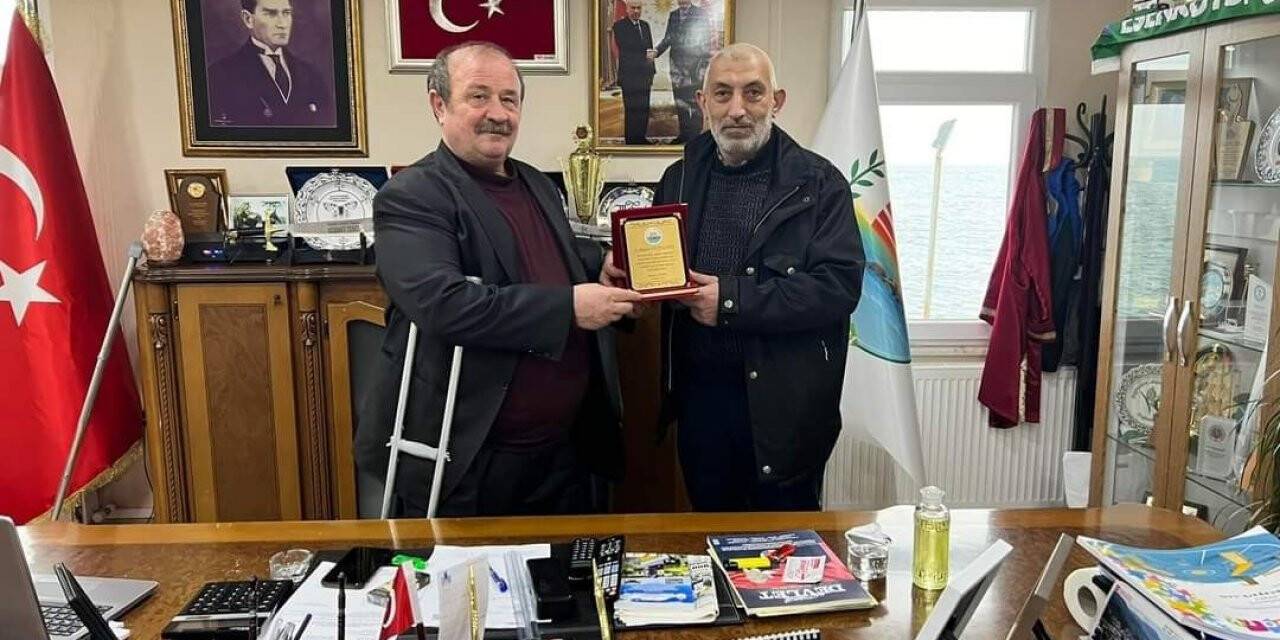 Başkan Temel’den emekli personele plaket