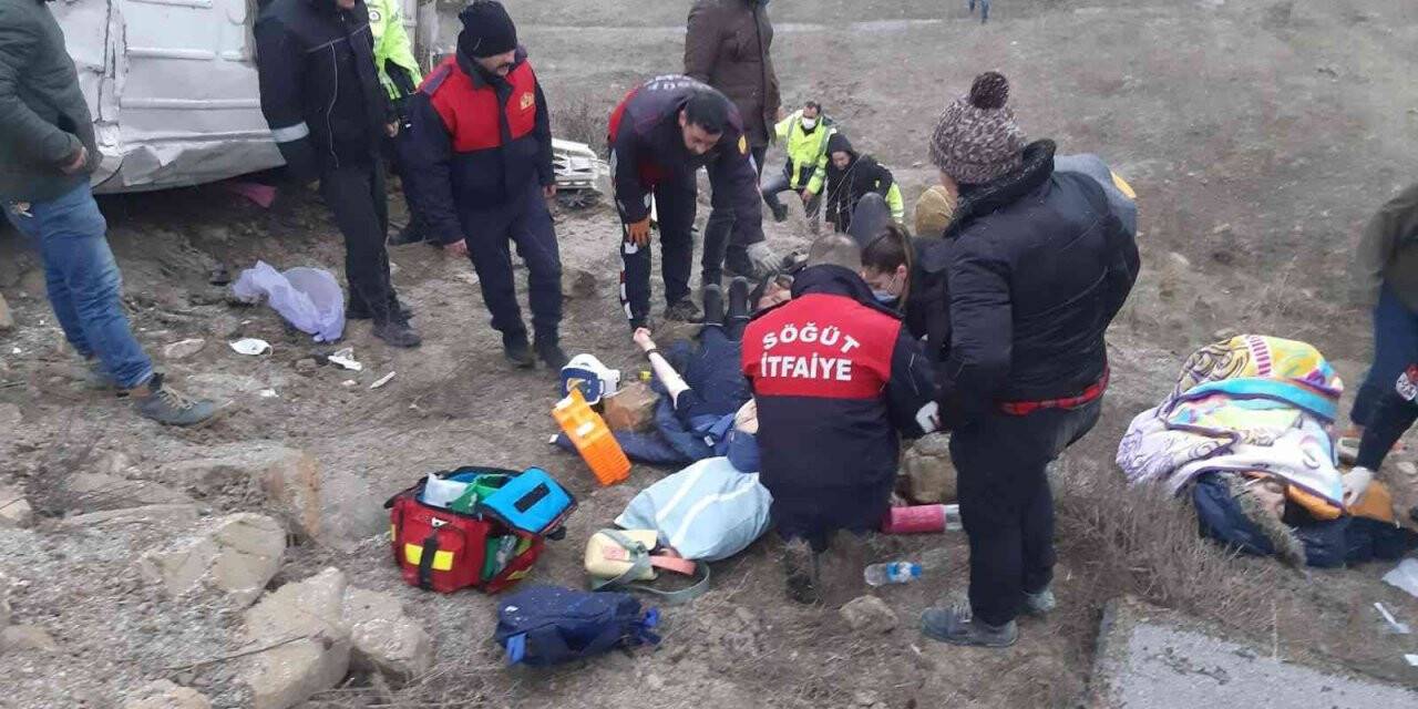 Bilecik’te işçi servisi kaza yaptı: 2’si ağır 6 yaralı