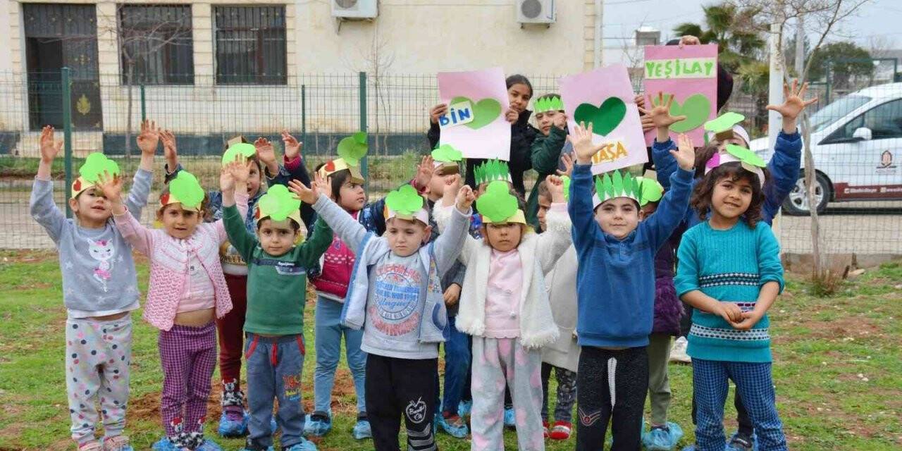 Kızıltepe’de çocuklar Yeşilay Haftası’nda fidan dikti