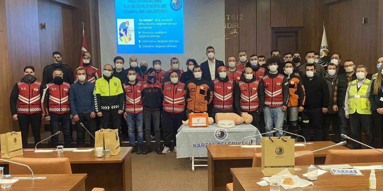 Kartal Belediyesi’nden motokuryelere sertifikalı ilk yardım eğitimi