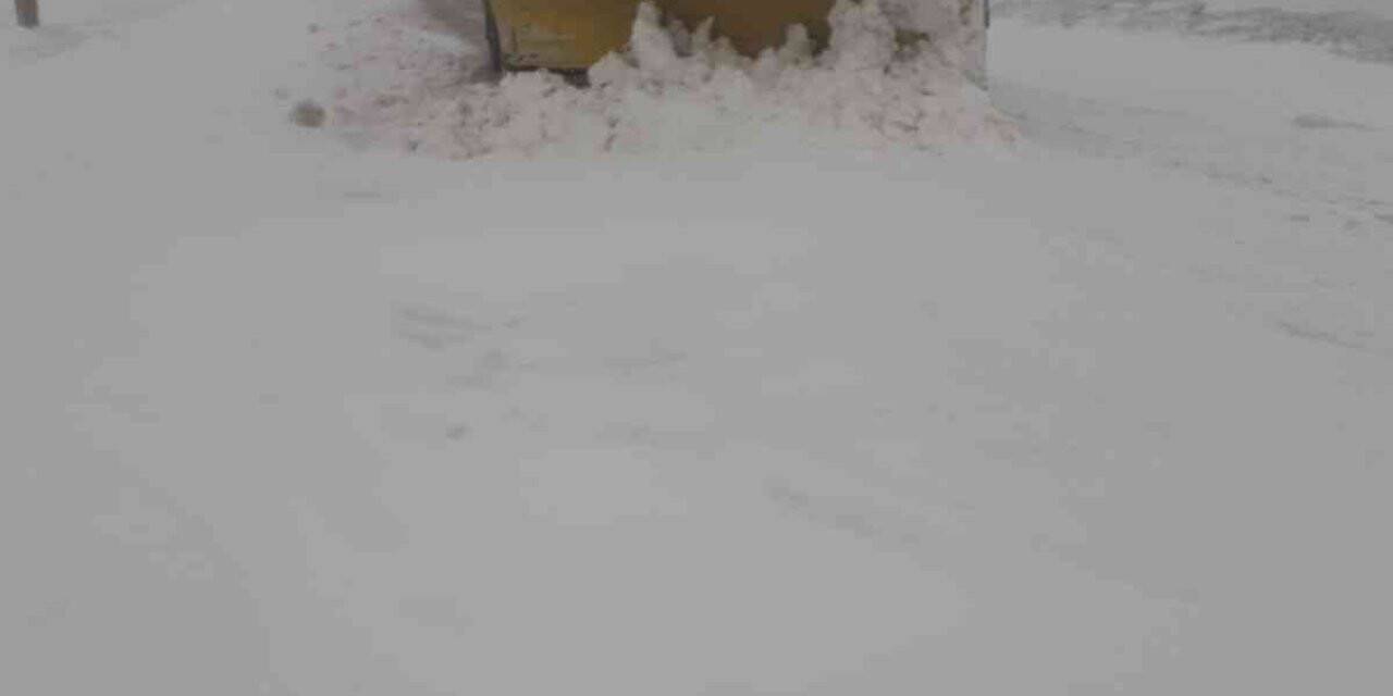 Afyonkarahisar’da birçok köy yolu kar yağışı nedeniyle ulaşma kapandı