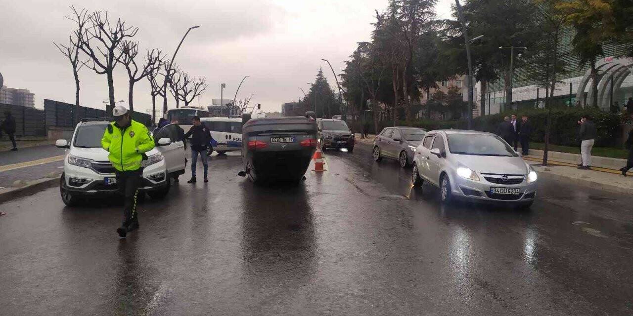 Kayganlaşan yolda ters kayan araç otomobile çarpıp ters döndü