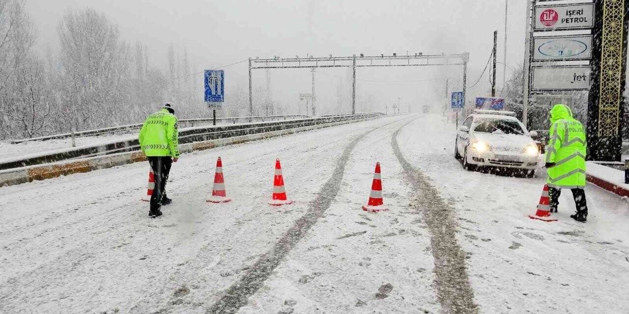 Tokat - Sivas kara yolu ulaşıma kapandı
