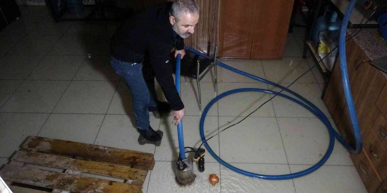 Bingöl’de sağanak yağış sonrası iş yerlerini su bastı