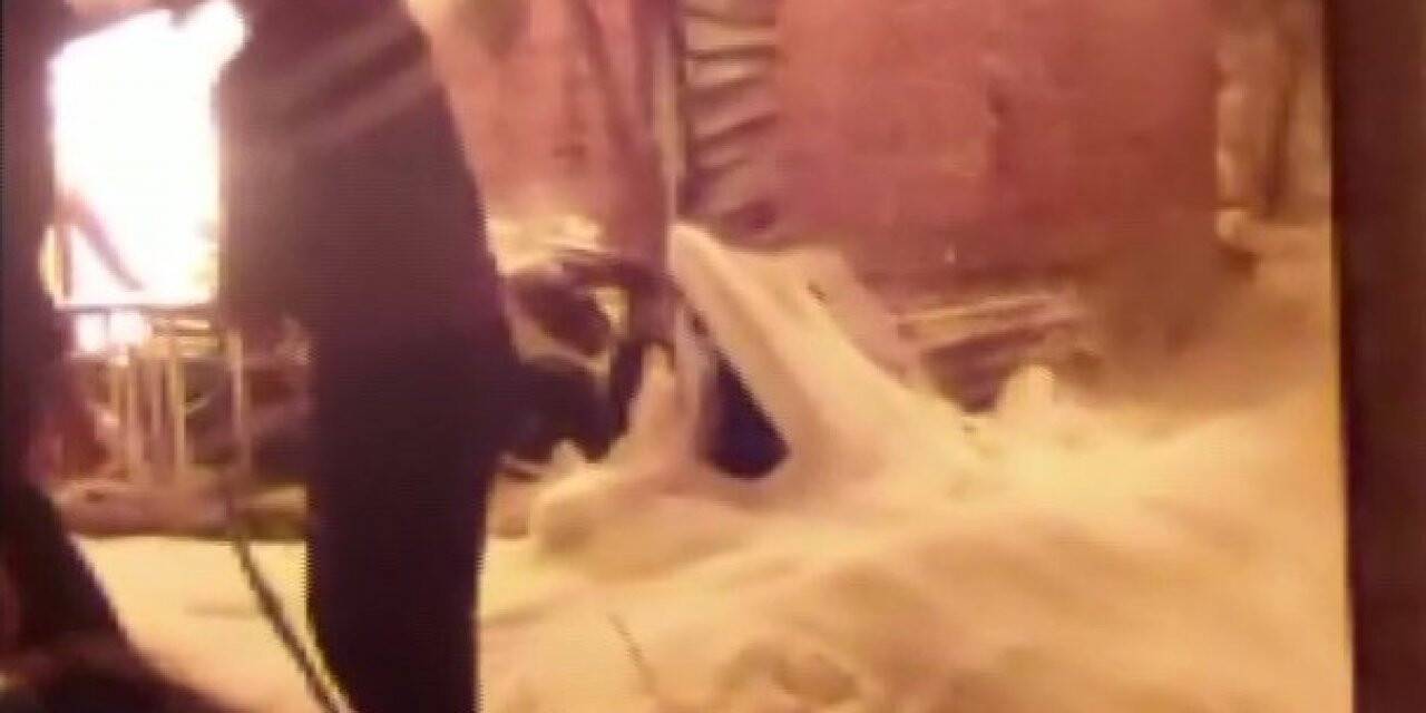 Camiyi kurtarmak için alevlere hortum ve kar topuyla müdahale ettiler