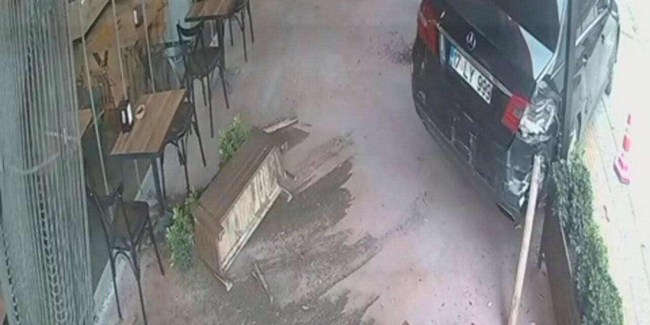 Bursa’da kontrolden çıkan otomobil kafeye daldı