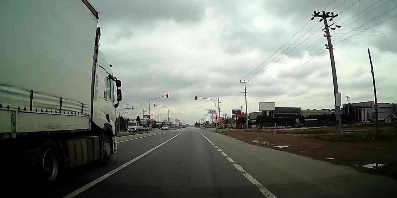 Kırmızı ışıkta geçen tır kazaya davetiye çıkarttı