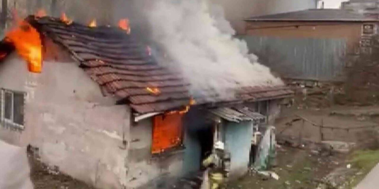 Sultanbeyli’de gecekondu alevlere teslim oldu