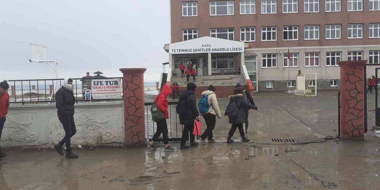 Kars’ta öğrencilerin yağmurla birlikte çamur sınavı