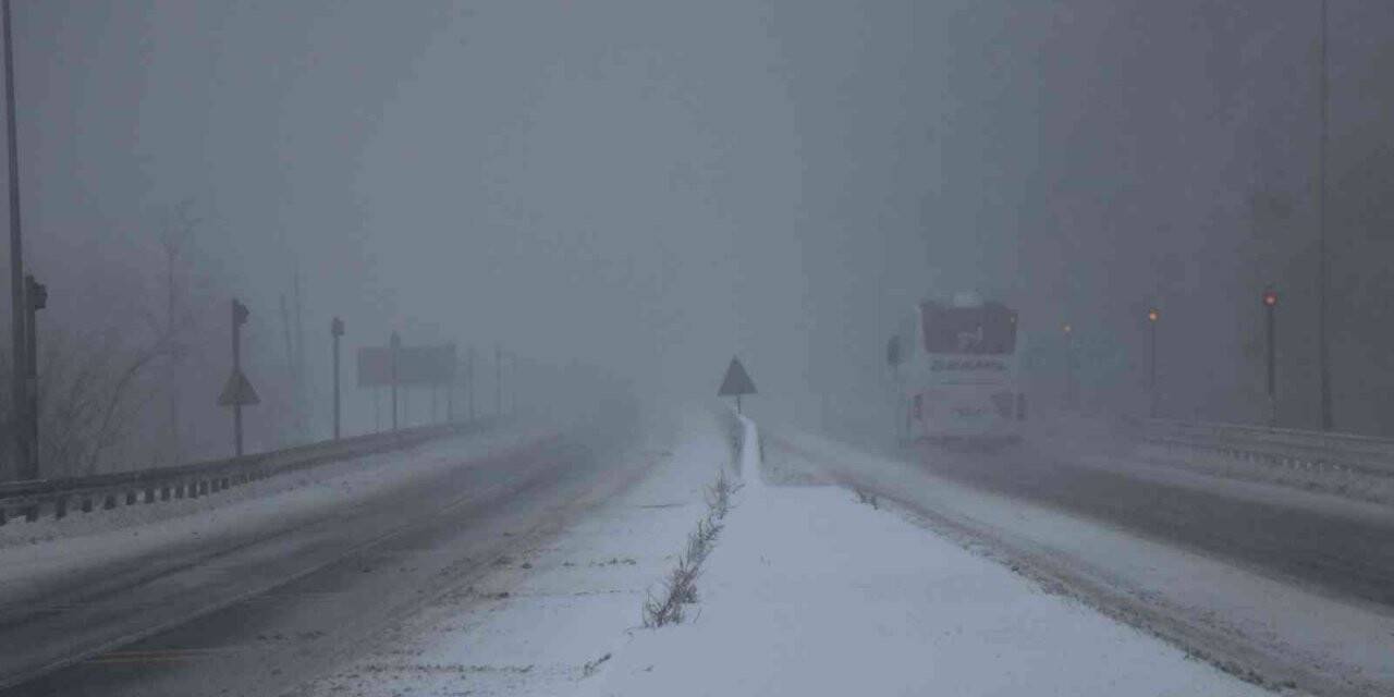 Bolu Dağı’nda kar yağışı ve sis etkili oluyor