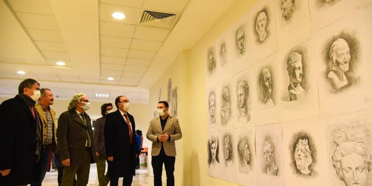 İki yıl boyunca ortaya çıkardıkları çalışmaları sergilediler