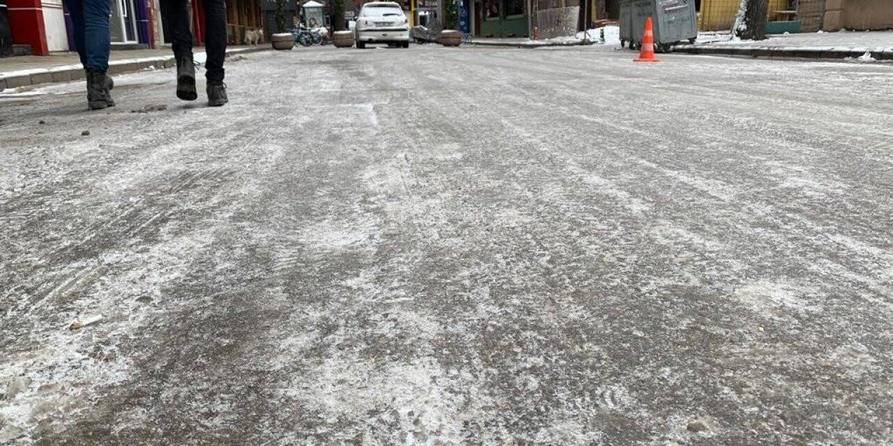 Eskişehir’de ara sokaklar ve kaldırımlar buz pistine döndü