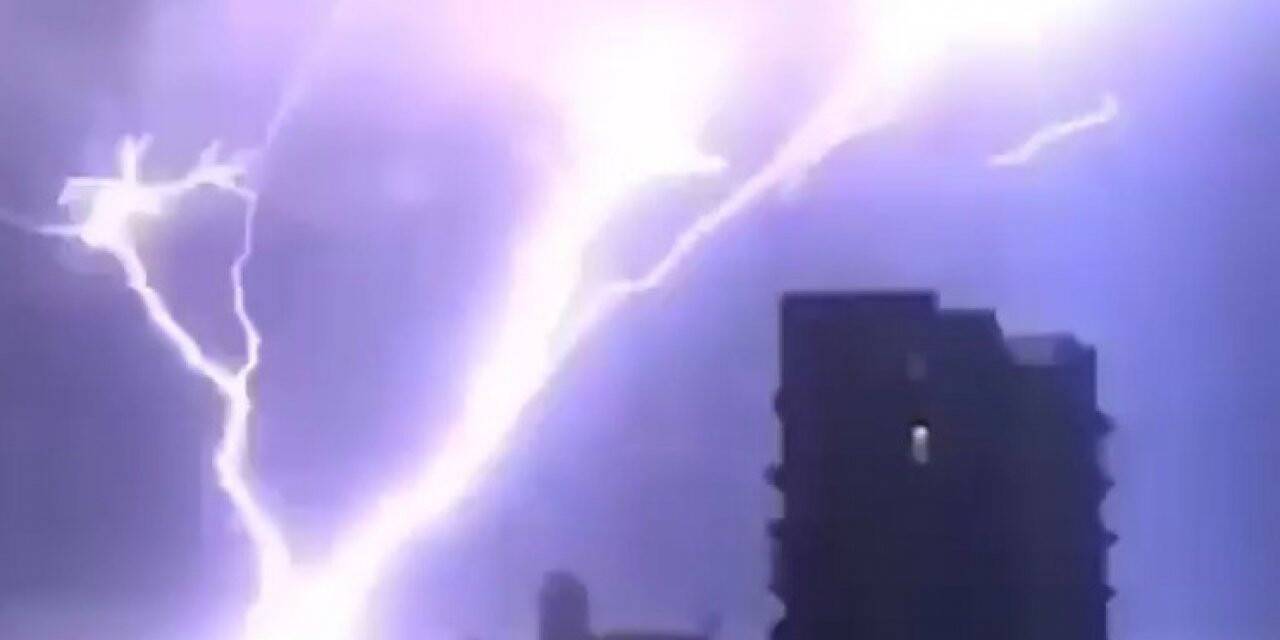 Antalya semalarındaki şimşek görüntüsü izleyenlere görsel şölen sundu