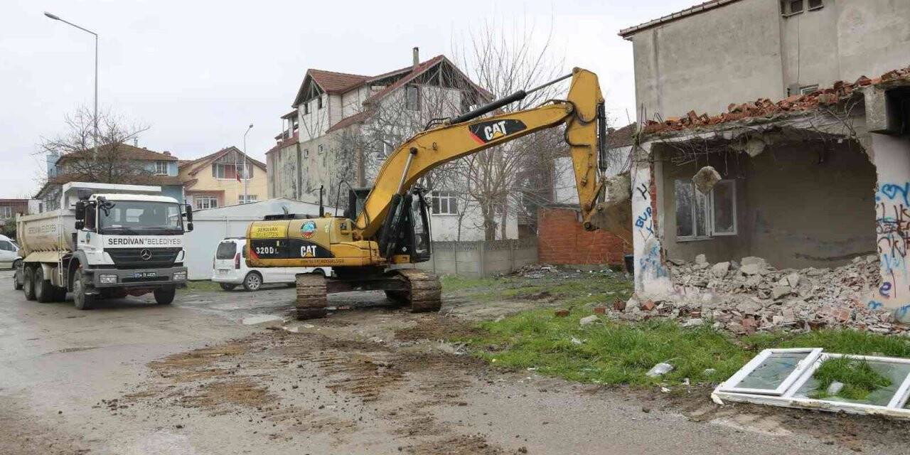 Can ve mal güvenliğini tehlikeye atan metruk bina yıkıldı