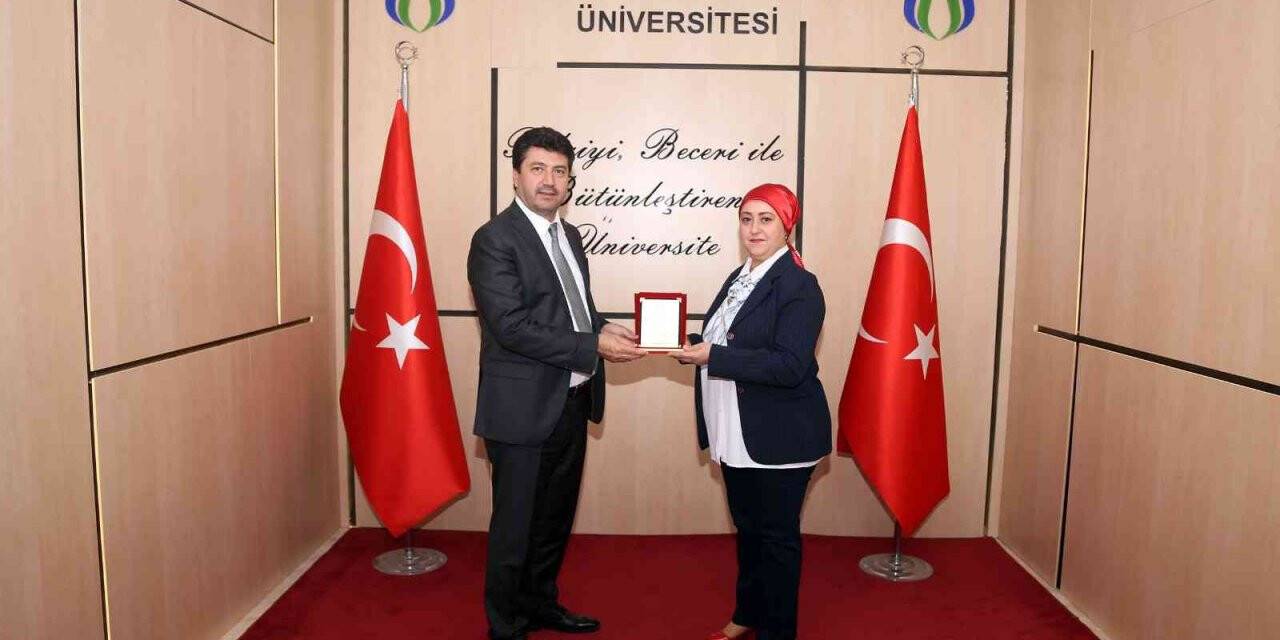 SUBÜ, personellerini plaketle ödüllendirdi