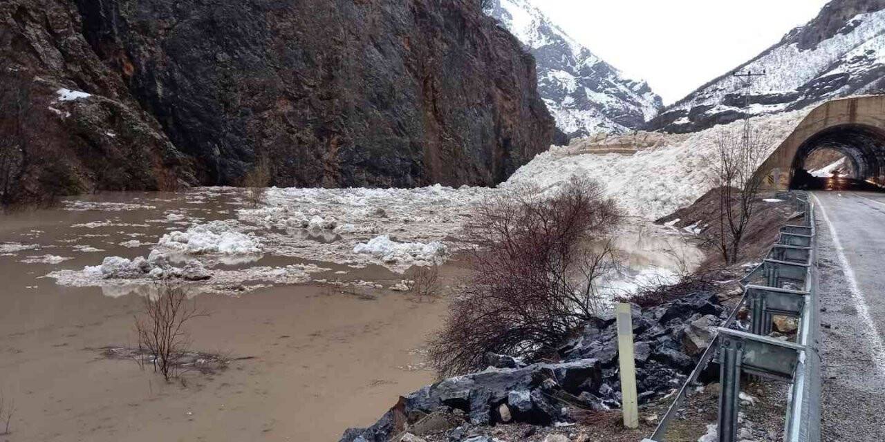 Tunceli-Erzincan karayolunda çığ düştü