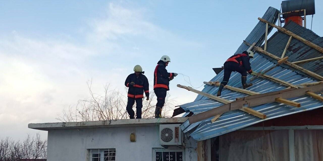 Şiddetli fırtına çatıyı uçurdu