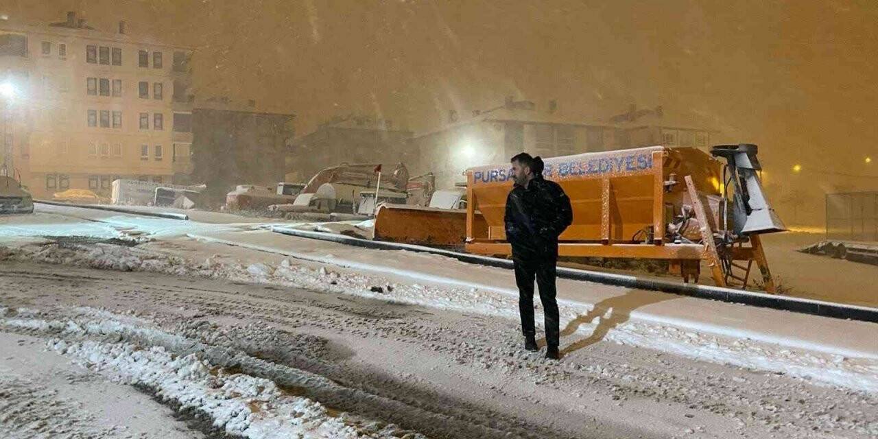 Pursaklar Belediyesi’nden kar yağışına anında müdahale