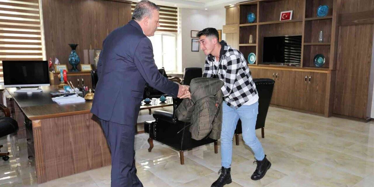 Rektör Elmastaş, “ilk günüm yalnız geçti" diyen öğrenciyi misafir etti