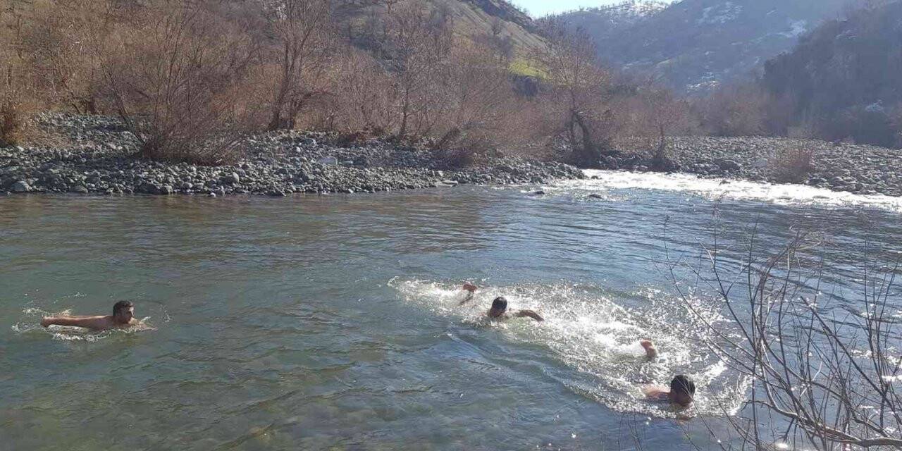 Türkiye kar altındayken Derecikli gençler yüzmenin keyfini çıkarıyor
