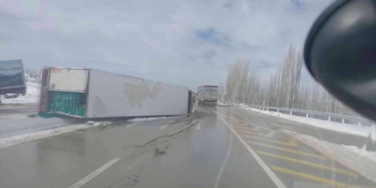 Devrilen tırlar yüzünden Afyonkarahisar-Antalya karayolu 1 saat ulaşıma kapalı kaldı