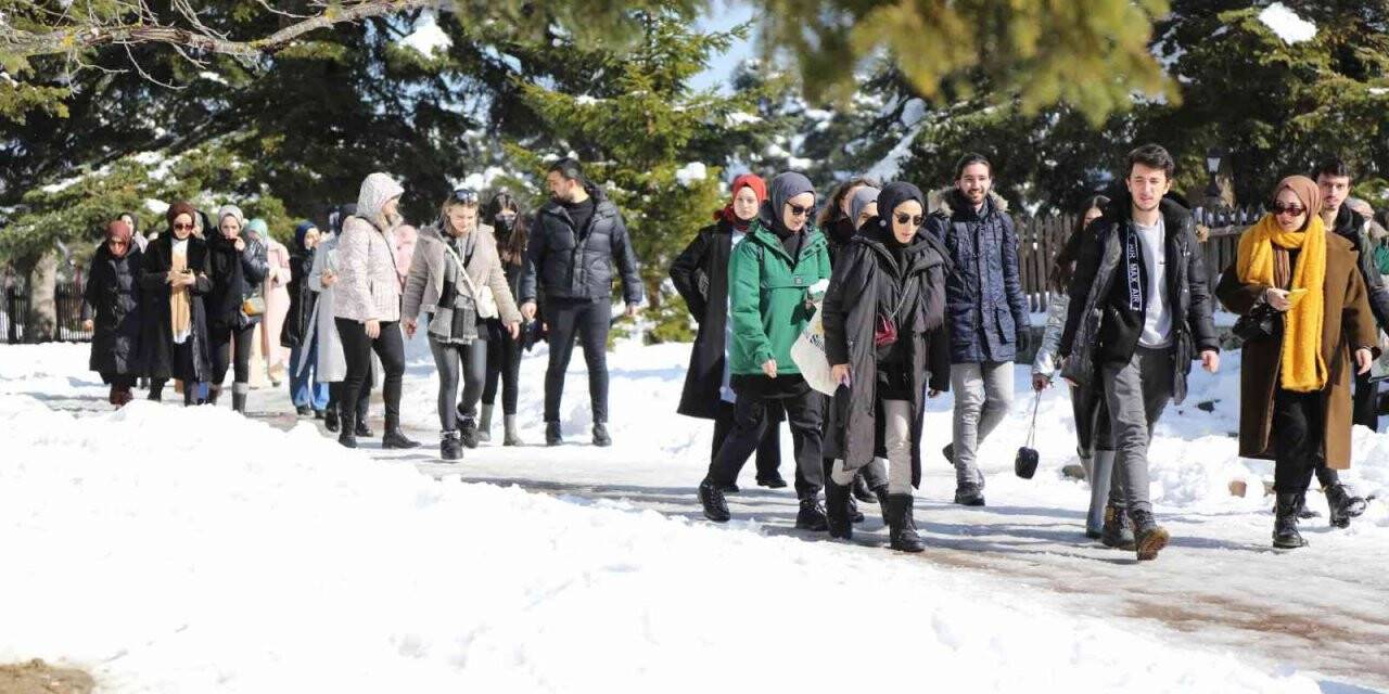 Üniversiteli gençlerle Türkiye’nin cennet köşesi Bolu’ya yolculuk