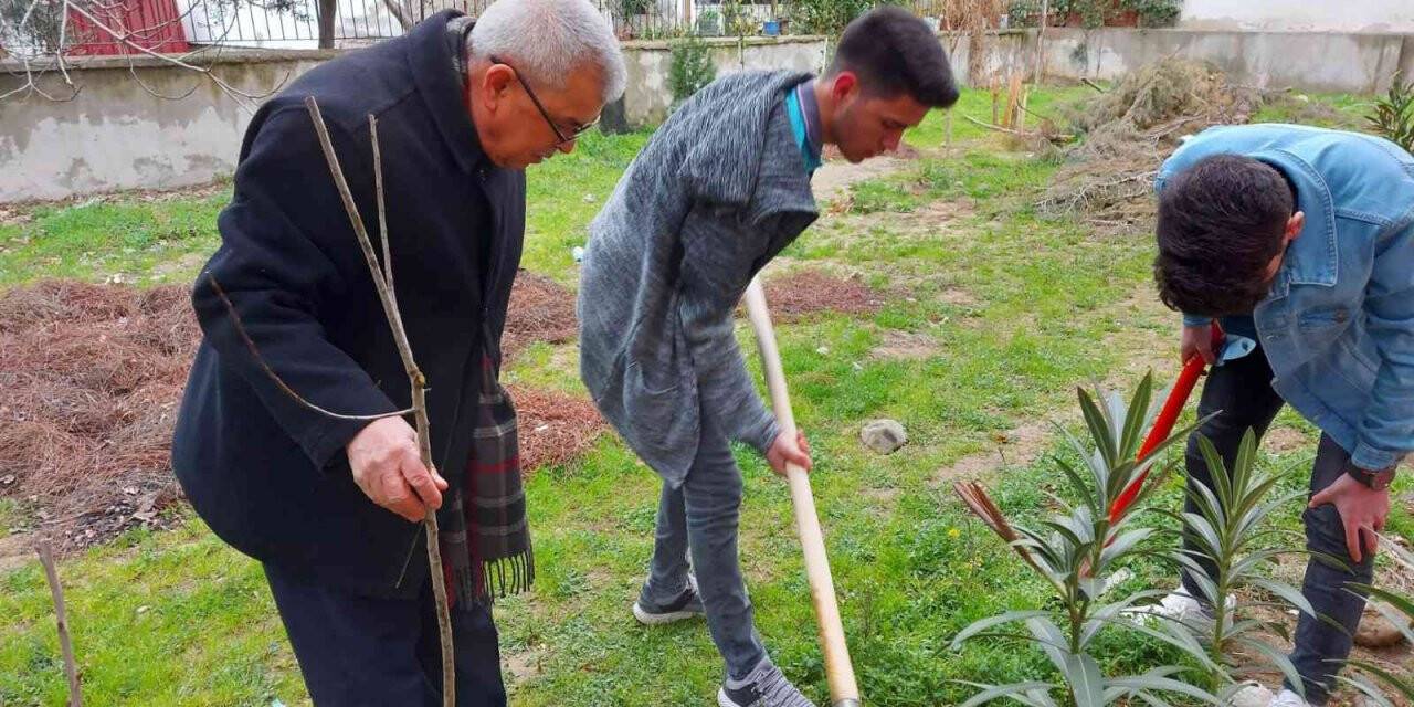 Kardeş okula fidan diktiler