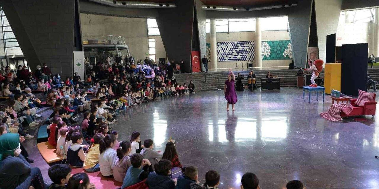 Osmangazi’de çocuklar tiyatroyla eğlendi
