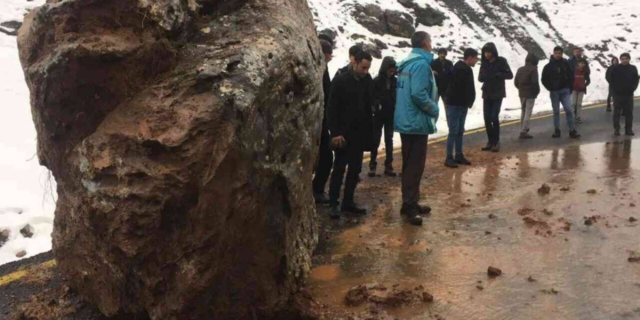 Dev kaya parçalarının düştüğü yol kapandı