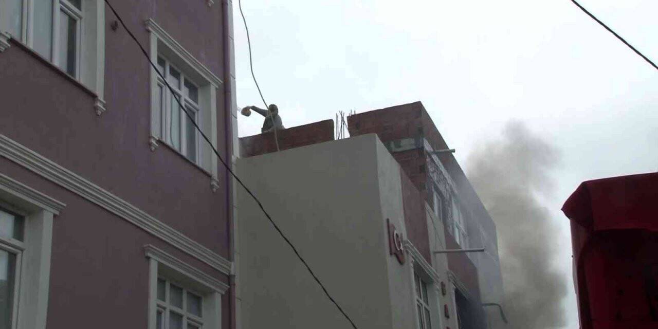 Komşusunun dairesi yandı, yan binadan kova ile su atarak söndürmeye çalıştı