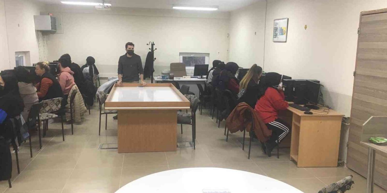 Hisarcık’ta “Bilgisayar İşletmenliği” kursu açıldı